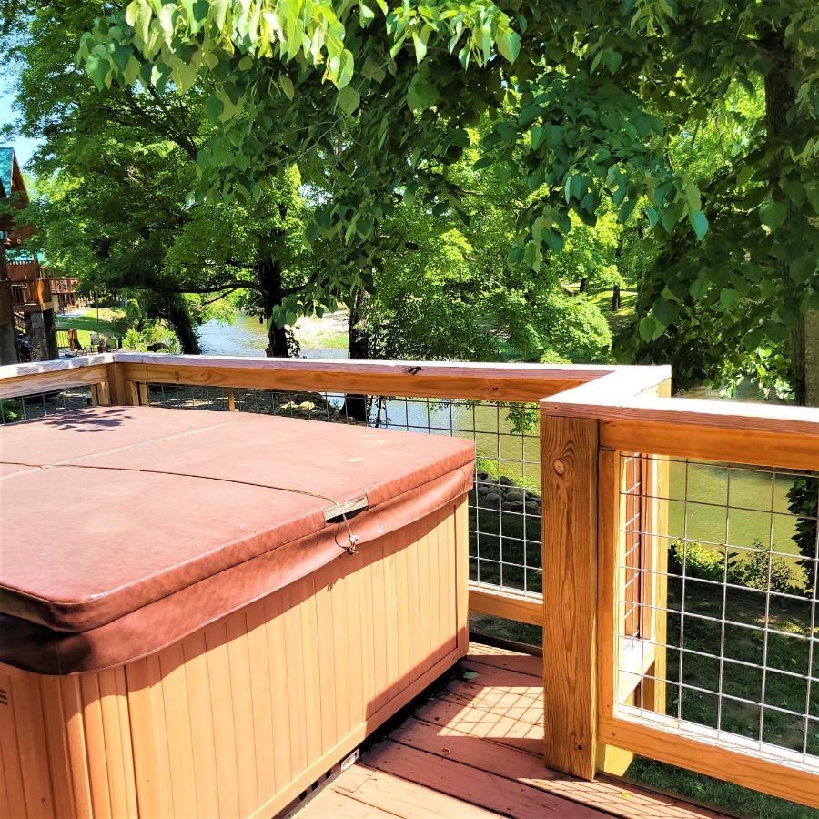 Skinny Dippin'-River Front- Free Tickets-Dog Friendly-Sleeps 6 Pigeon Forge Extérieur photo
