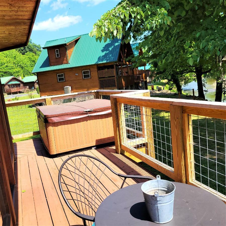 Skinny Dippin'-River Front- Free Tickets-Dog Friendly-Sleeps 6 Pigeon Forge Extérieur photo